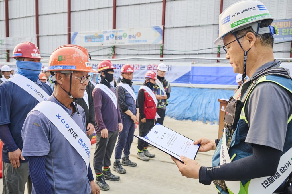 우수 근로자에게 표창장을 수여하는 현장소장