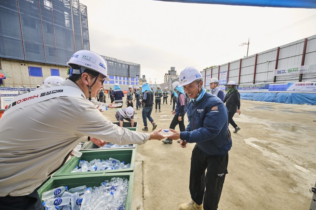 현장근로자들이 선포식 후 시원한 생수를 받고 있다.