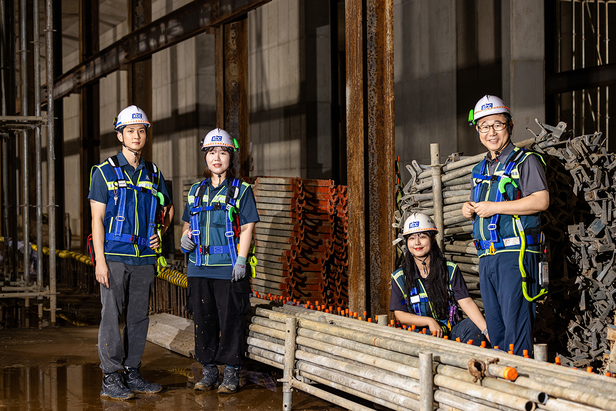 전 직원이 하루 한 번 현장 자체 점검을 실시해 부족한 부분을 보완하고 현장에 위험요소가 있는지 체크한다. 사진은 박태준 사원, 허진희 사원, 신경진 사원, 진은주 과장