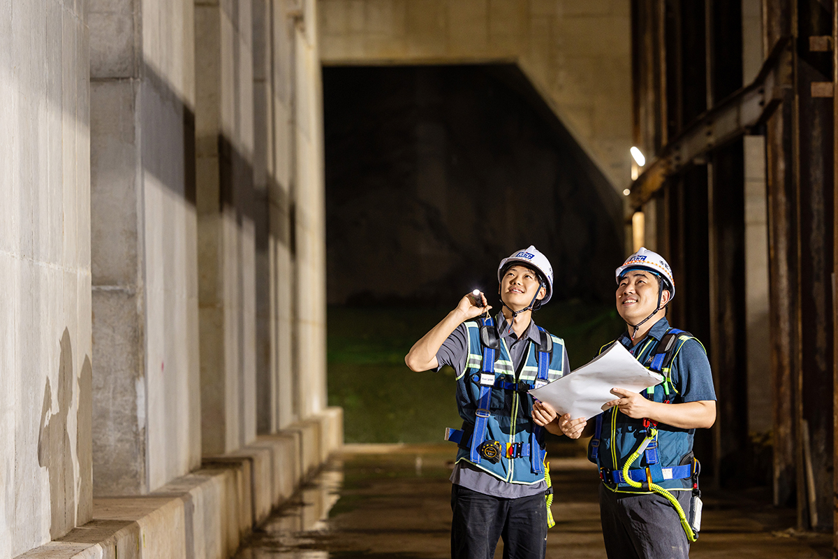전 직원이 하루 한 번 현장 자체 점검을 실시해 부족한 부분을 보완하고 현장에 위험요소가 있는지 체크한다. 사진은 이효범 사원, 이찬우 차장