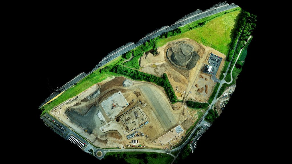 건설현장에서 드론을 활용해 지형지물을 파악할 수 있다.