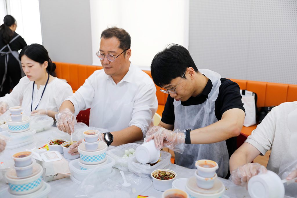 KCC글라스 구성원들이 청년들과 함께 반찬과 디저트를 만드는 봉사활동에 참여하고 있다.