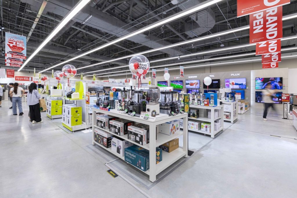 KCC글라스 홈씨씨 수원점에 입점한 롯데하이마트 매장 전경