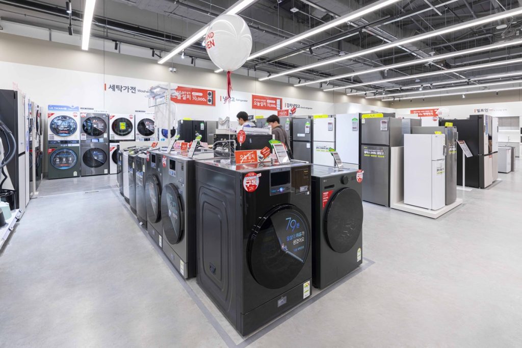 KCC글라스 홈씨씨 수원점에 입점한 롯데하이마트 매장 전경