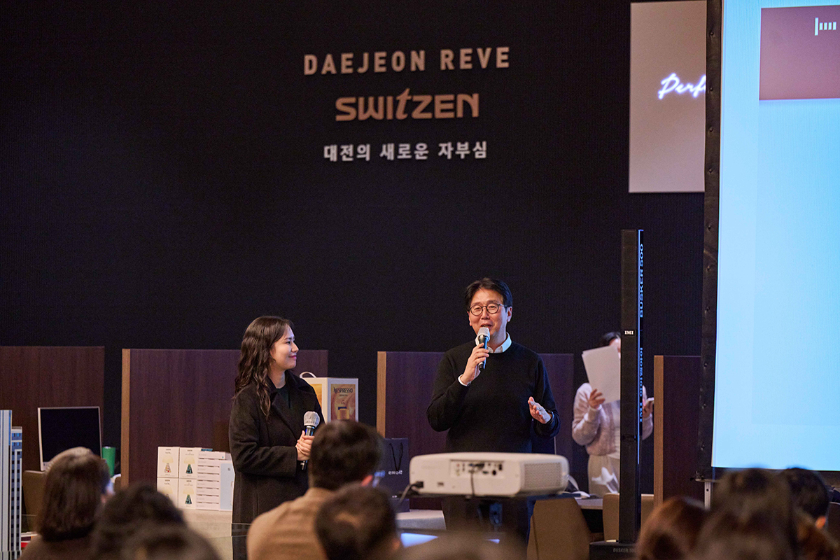 KCC건설 디자인팀 유주형 총괄과 ‘ ㈜아르데코디자인 김경숙대표가 강연을 하고 있다.