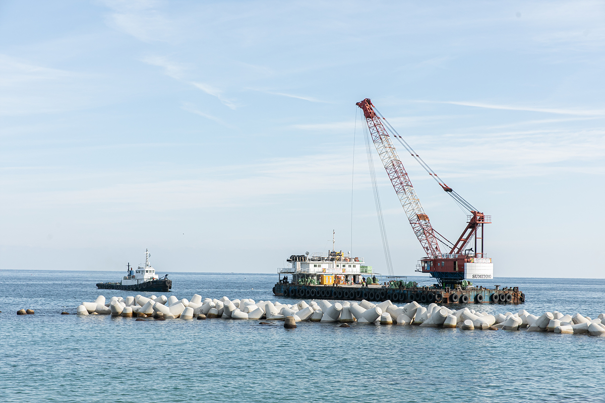 수평선이 넓게 펼쳐진 울진 금음지구 현장은 해안 침식 및 변형을 막기 위해 ‘(두 번째 사진)시공 순서도’와 같이 바다 밑으로 테트라포드를 넣어 파도의 힘을 상쇄시킨다.