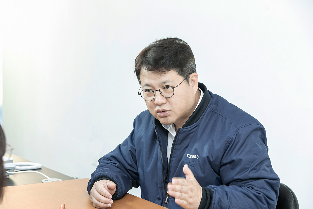 사업과 파도의 이러한 관계를 손으로 설명하는 박정민 현장소장