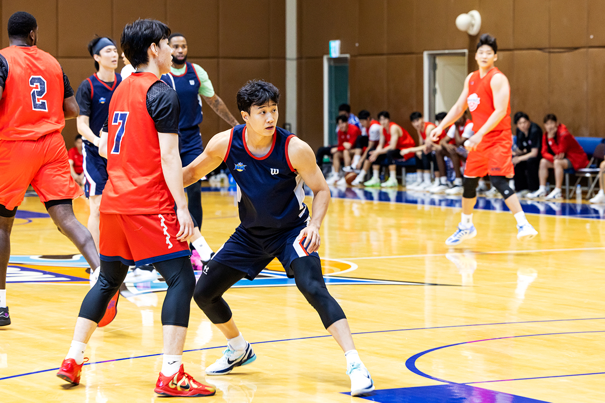 실전을 방불케 하는 집중력과 조직력을 발휘하며 연습경기에 임하고 있는 KCC 이지스