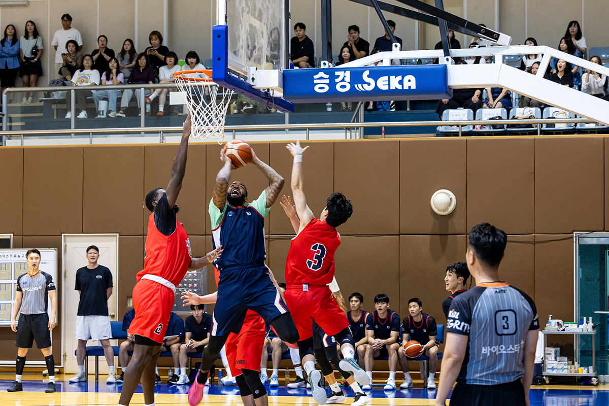 실전을 방불케 하는 집중력과 조직력을 발휘하며 연습경기에 임하고 있는 KCC 이지스