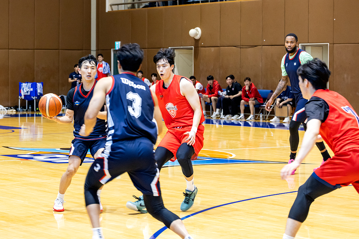 실전을 방불케 하는 집중력과 조직력을 발휘하며 연습경기에 임하고 있는 KCC 이지스