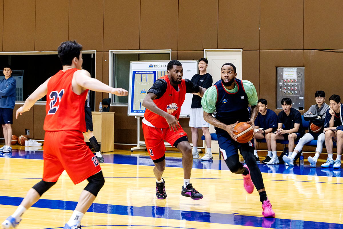 실전을 방불케 하는 집중력과 조직력을 발휘하며 연습경기에 임하고 있는 KCC 이지스