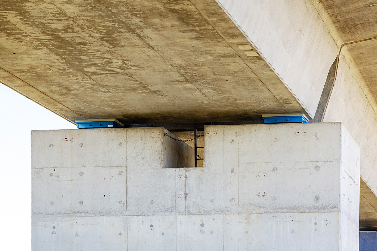 경기도 평택시 고덕면~팽성읍 일원에 있는 고가. KCC건설은 고가의 교각과 교대 237개에 있는 기존 교량받침 648개소를 교체하는 공사를 진행하고 있다.