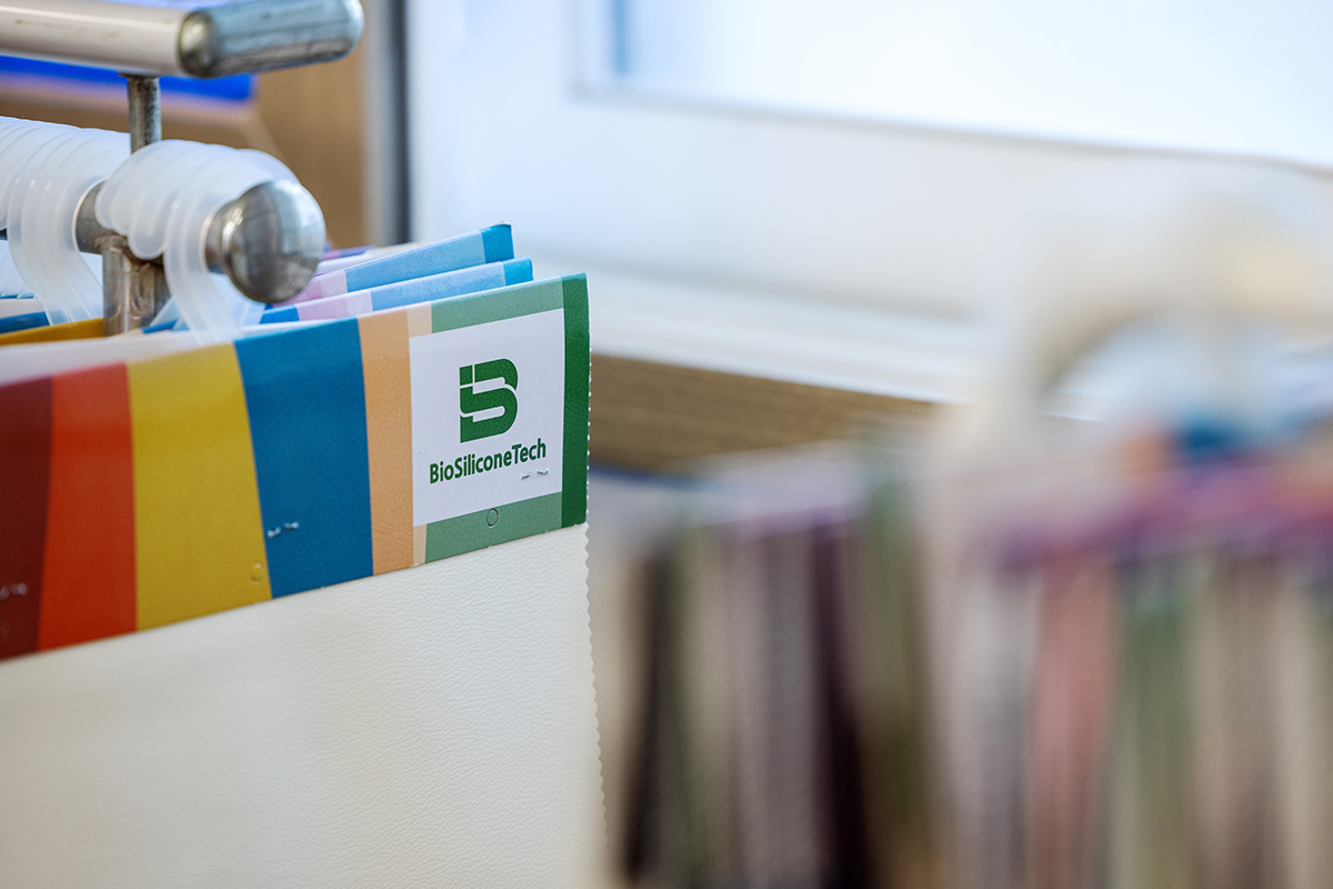 ㈜비에스텍이 KCC실리콘으로 만든 실리콘 코팅 가죽. 모두 친환경 제품이다.