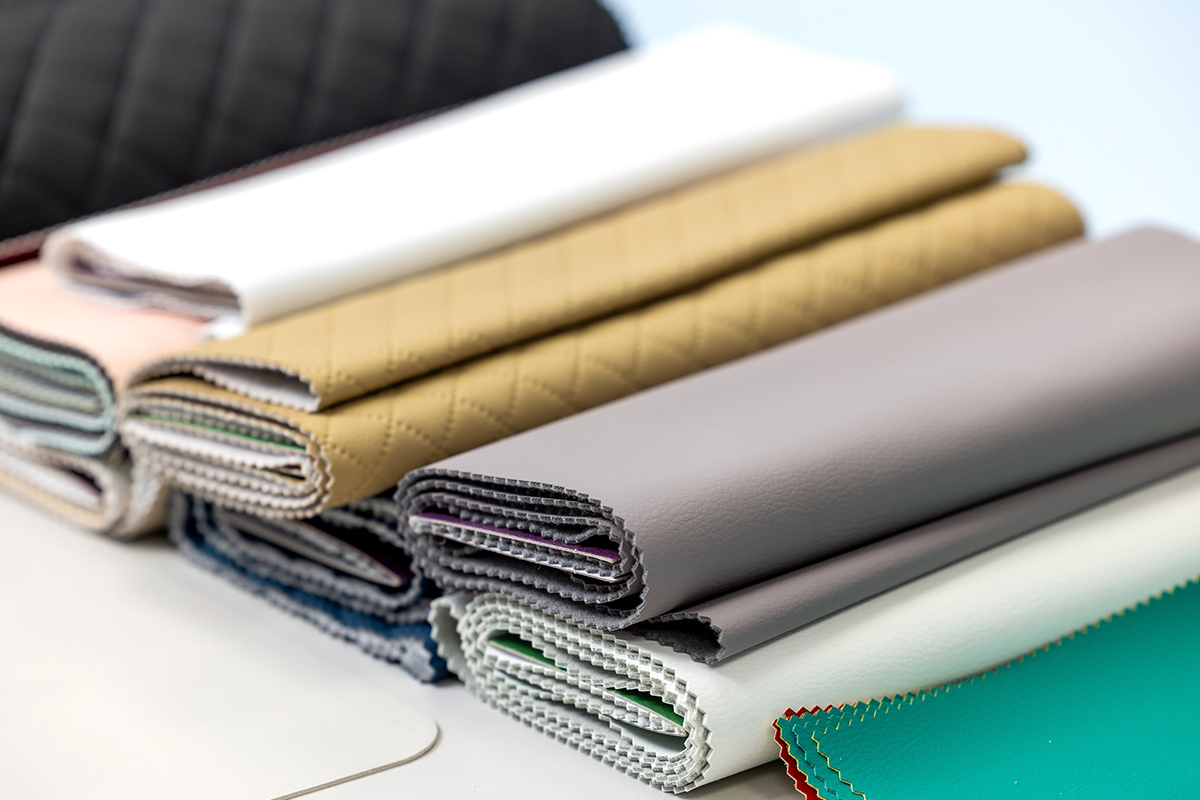 ㈜비에스텍이 KCC실리콘으로 만든 실리콘 코팅 가죽. 모두 친환경 제품이다.