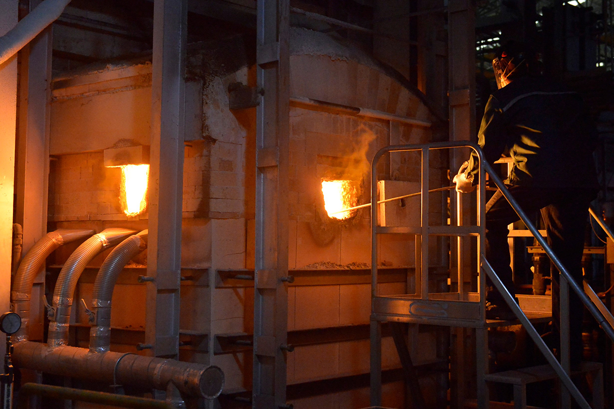 KCC글라스 판유리에는 규사와 백운석 등을 1600℃에서 용융한 유리물을 주석 위에 띄워 제조하는 ‘플로트 공법’이 적용된다.