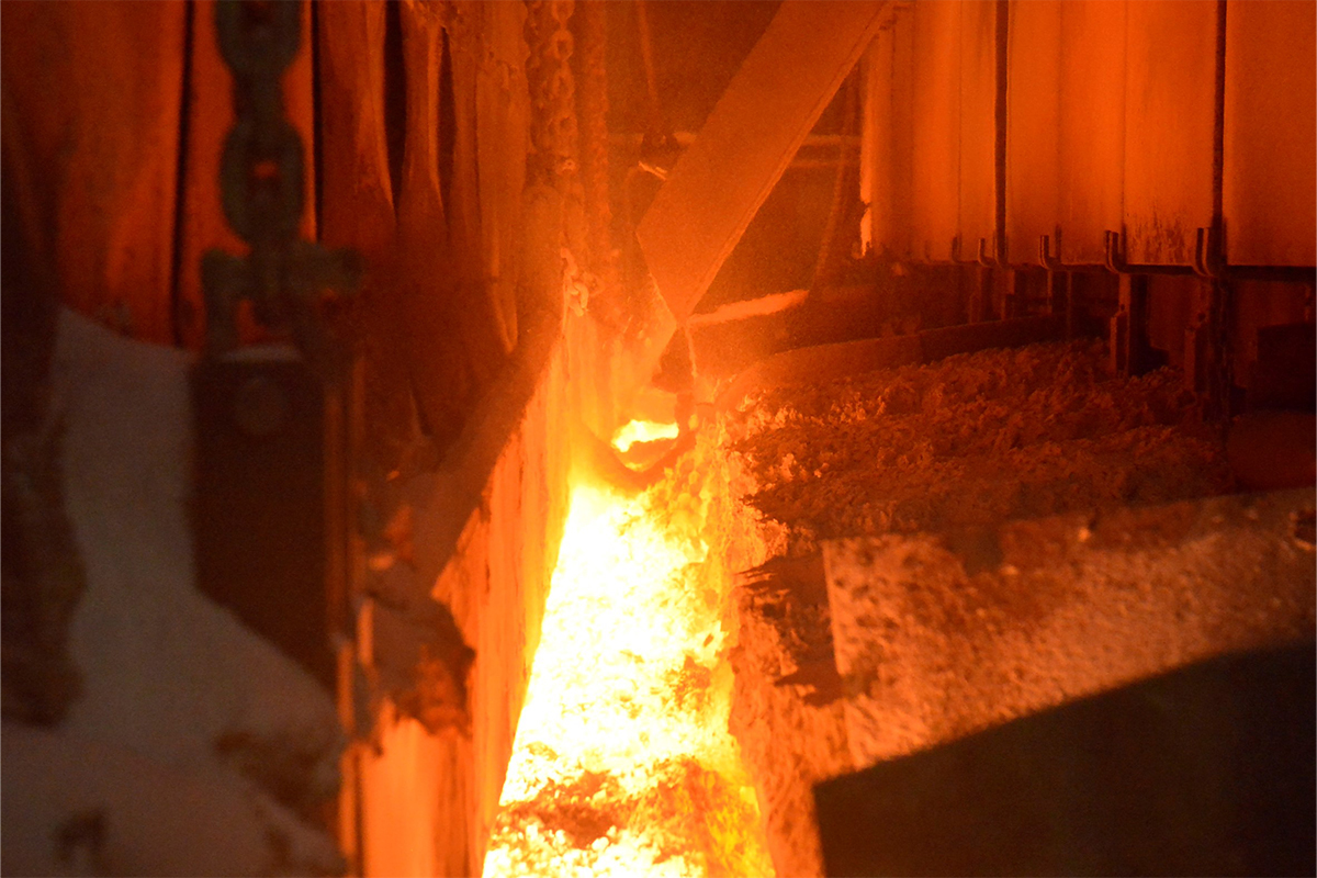 KCC글라스 판유리에는 규사와 백운석 등을 1600℃에서 용융한 유리물을 주석 위에 띄워 제조하는 ‘플로트 공법’이 적용된다.