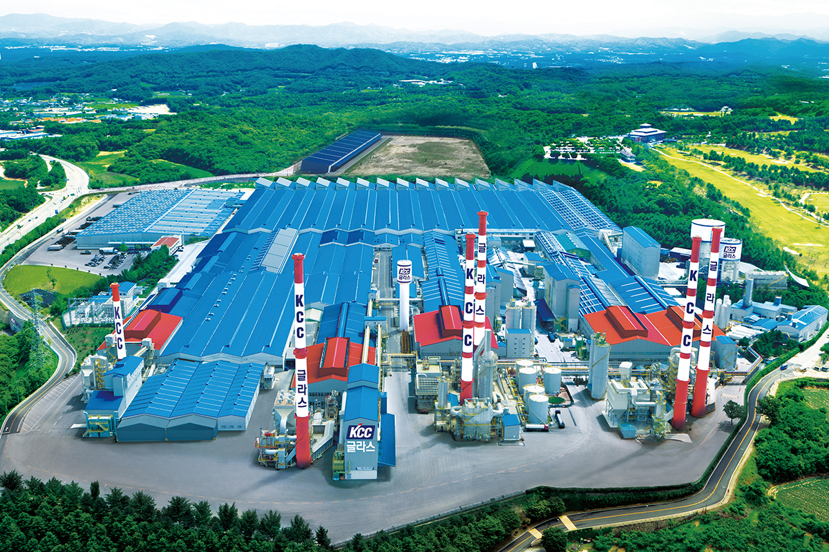 대규모 생산 능력을 자랑하는 여주공장과 인도네시아법인 바탕공장. 두 공장을 합하면 연간 174만 톤의 판유리를 생산할 수 있다.