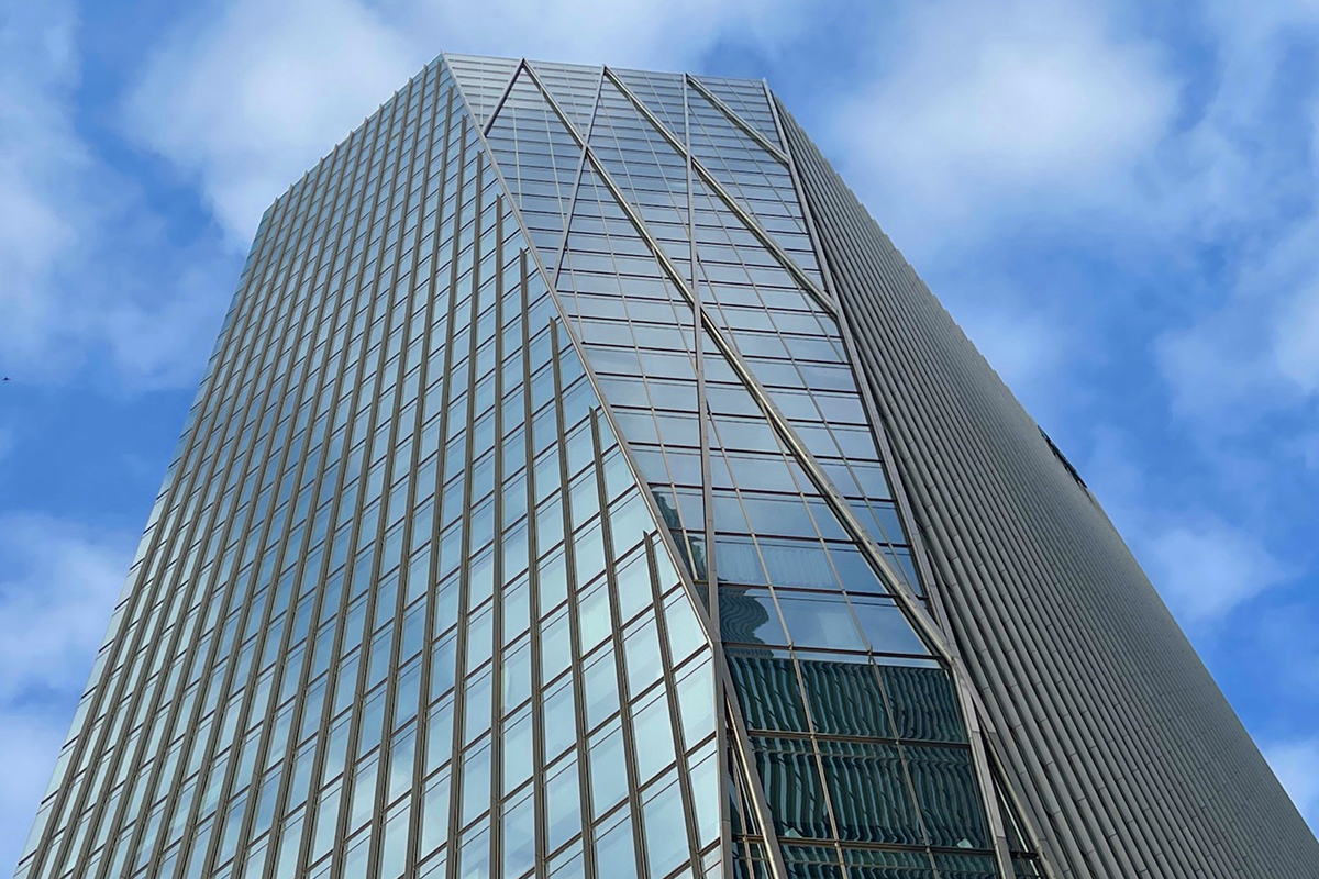 강남 GT 타워와 IFC 서울국제금융센터 등 실제로 코팅 유리가 적용된 대형 건물들.