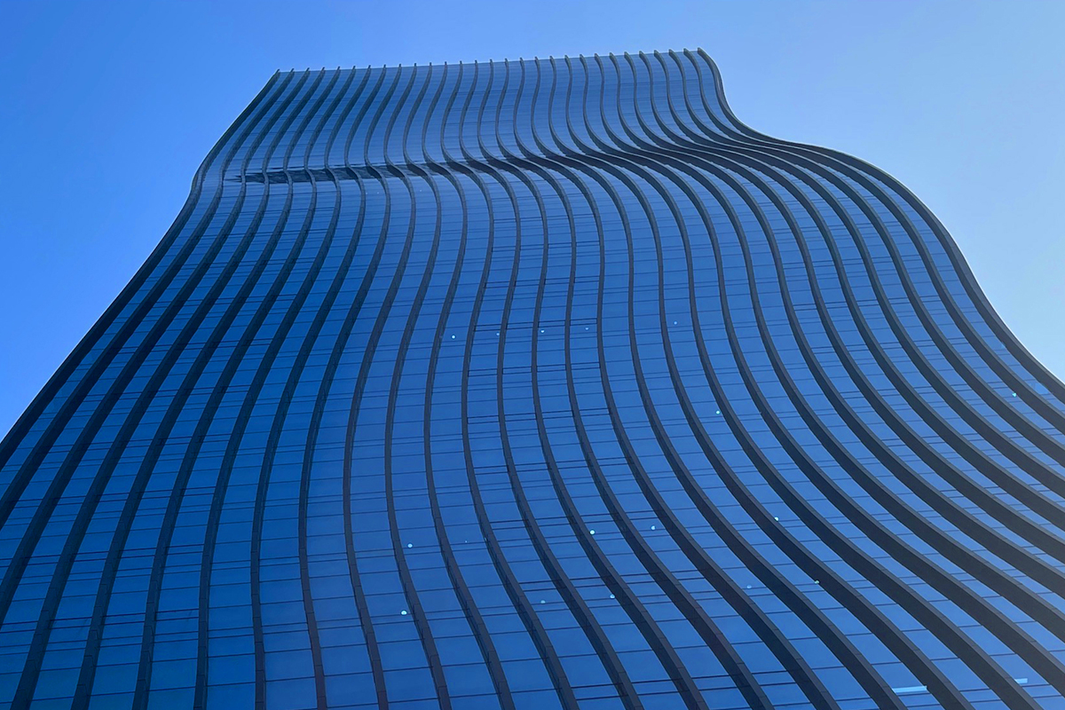 강남 GT 타워와 IFC 서울국제금융센터 등 실제로 코팅 유리가 적용된 대형 건물들.