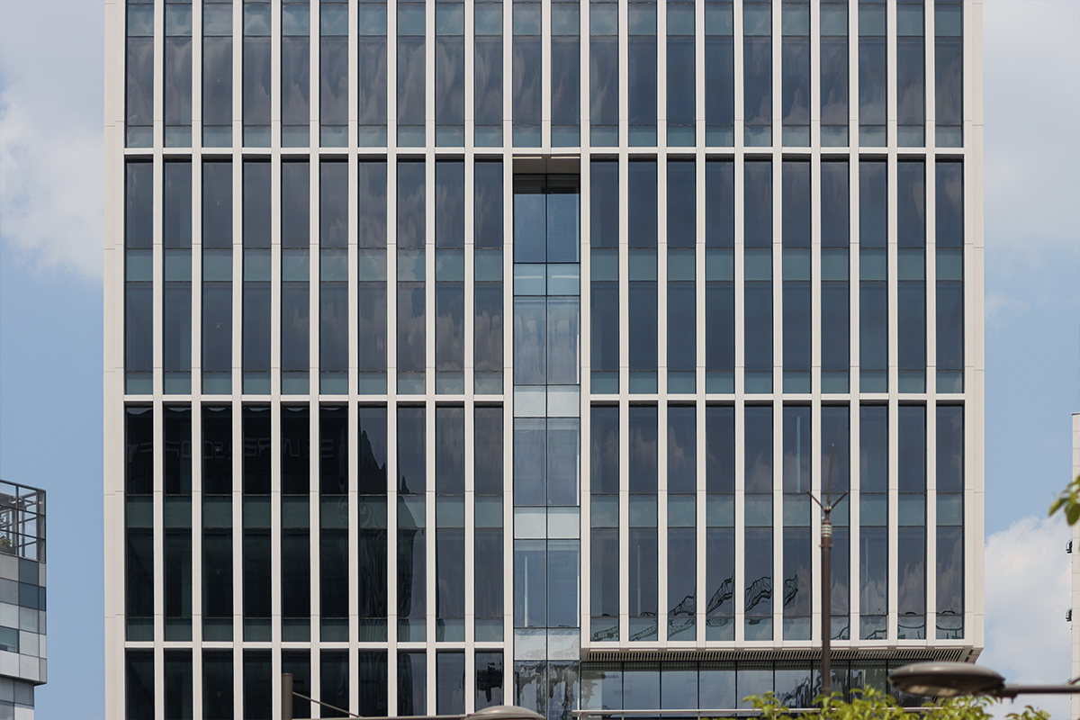 강남 GT 타워와 IFC 서울국제금융센터 등 실제로 코팅 유리가 적용된 대형 건물들.