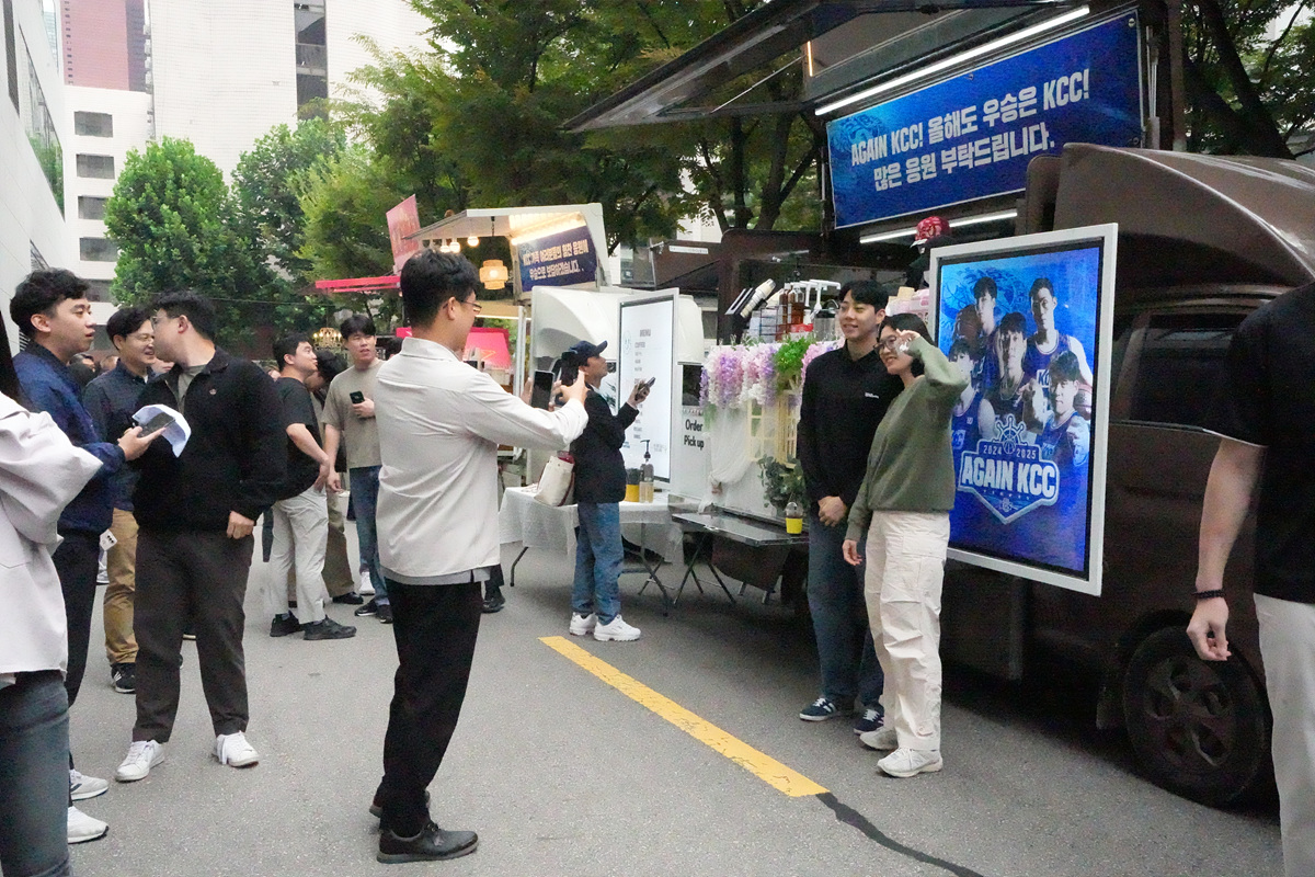 서초동 KCC 본사에서 임직원들과 함께 하고 있는 선수들