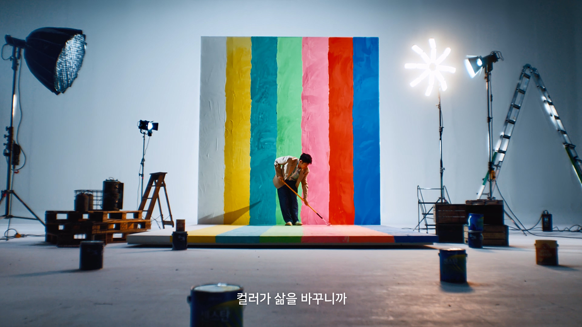 보라색, 파란색, 빨간색 등 신안군 ‘컬러의 힘’ 캠페인에 활용한 색으로 연극 무대같이 독특한 광고 배경을 만들었다.