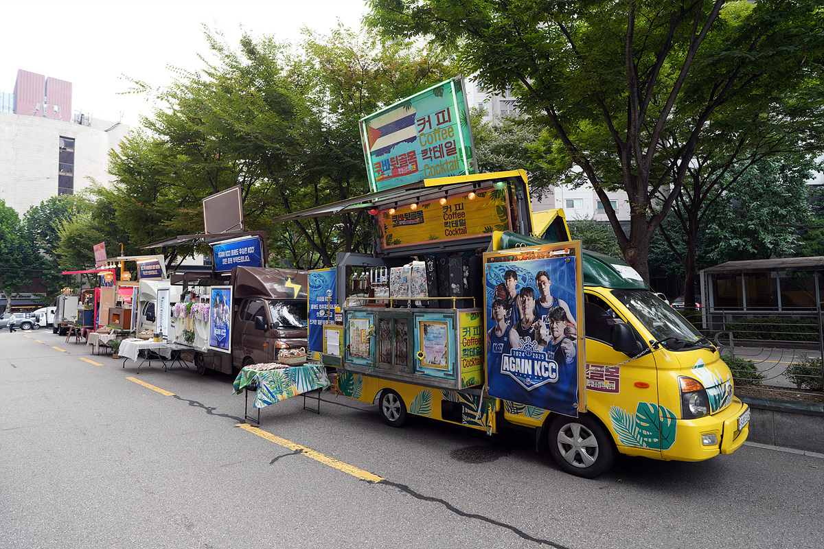 서초동 KCC 본사에서 임직원들과 함께 하고 있는 선수들