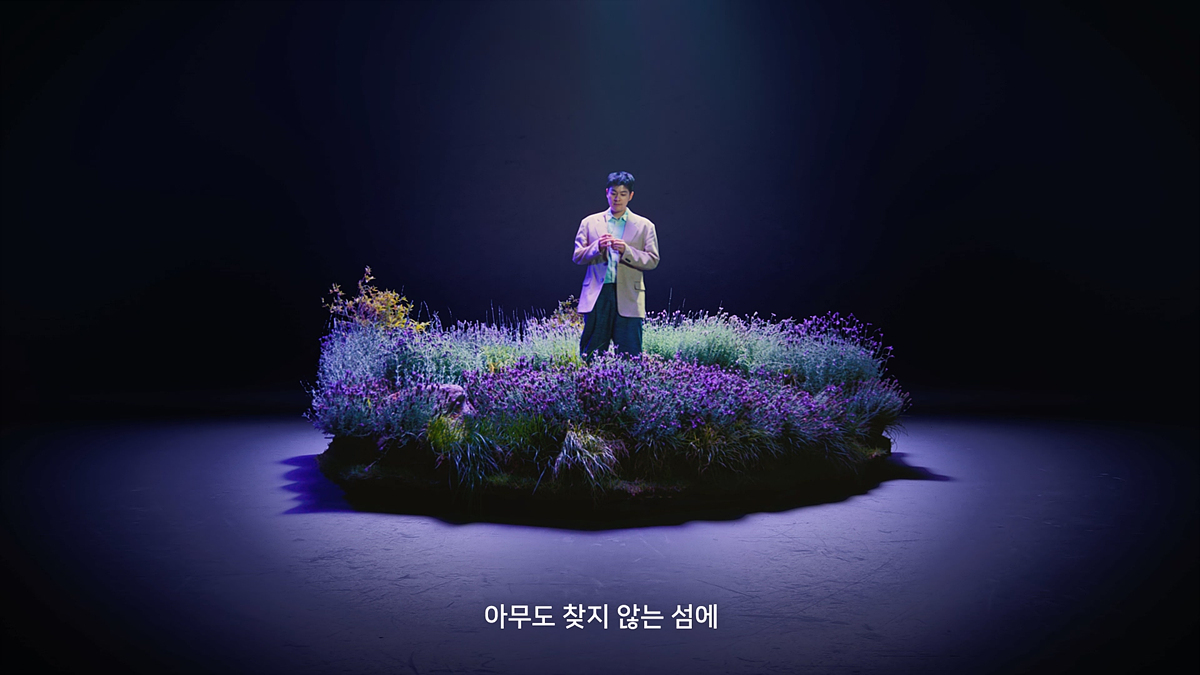 보라색, 파란색, 빨간색 등 신안군 ‘컬러의 힘’ 캠페인에 활용한 색으로 연극 무대같이 독특한 광고 배경을 만들었다.