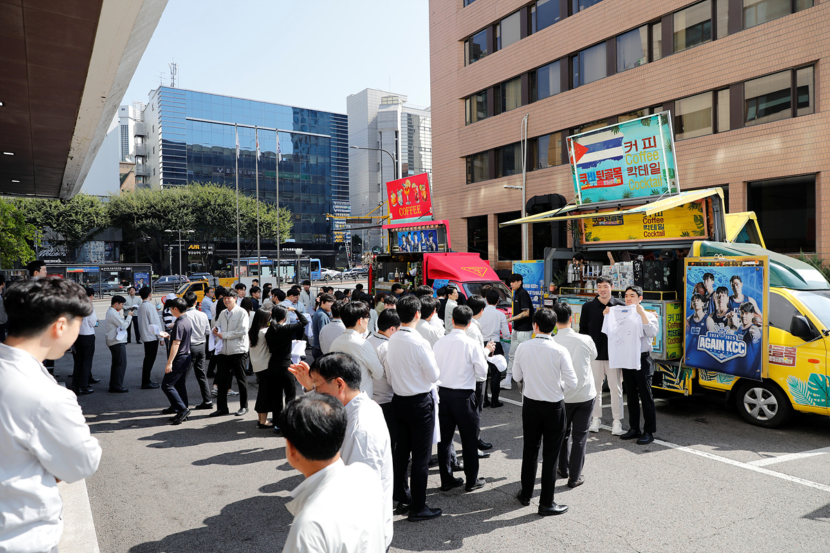 잠원동 KCC 건설/글라스 본사에서 임직원들과 함께 하고 있는 선수들