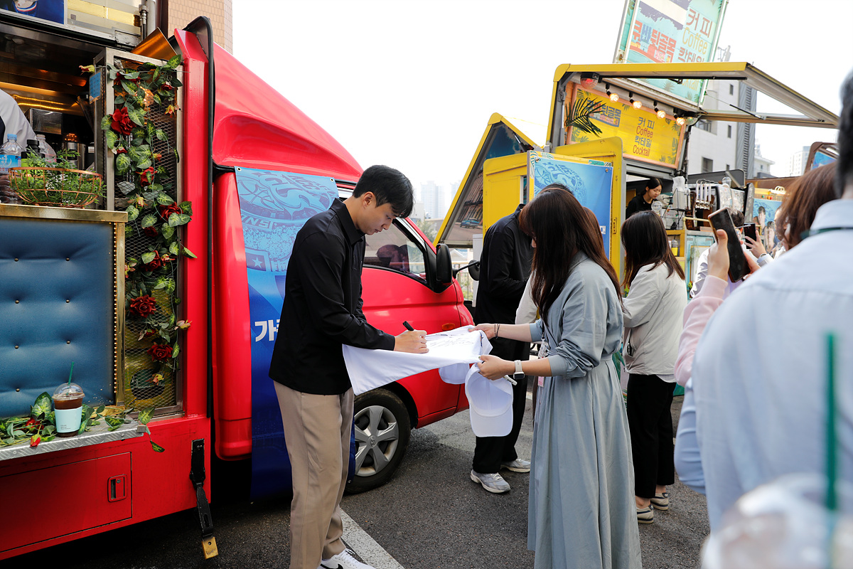잠원동 KCC 건설/글라스 본사에서 임직원들과 함께 하고 있는 선수들