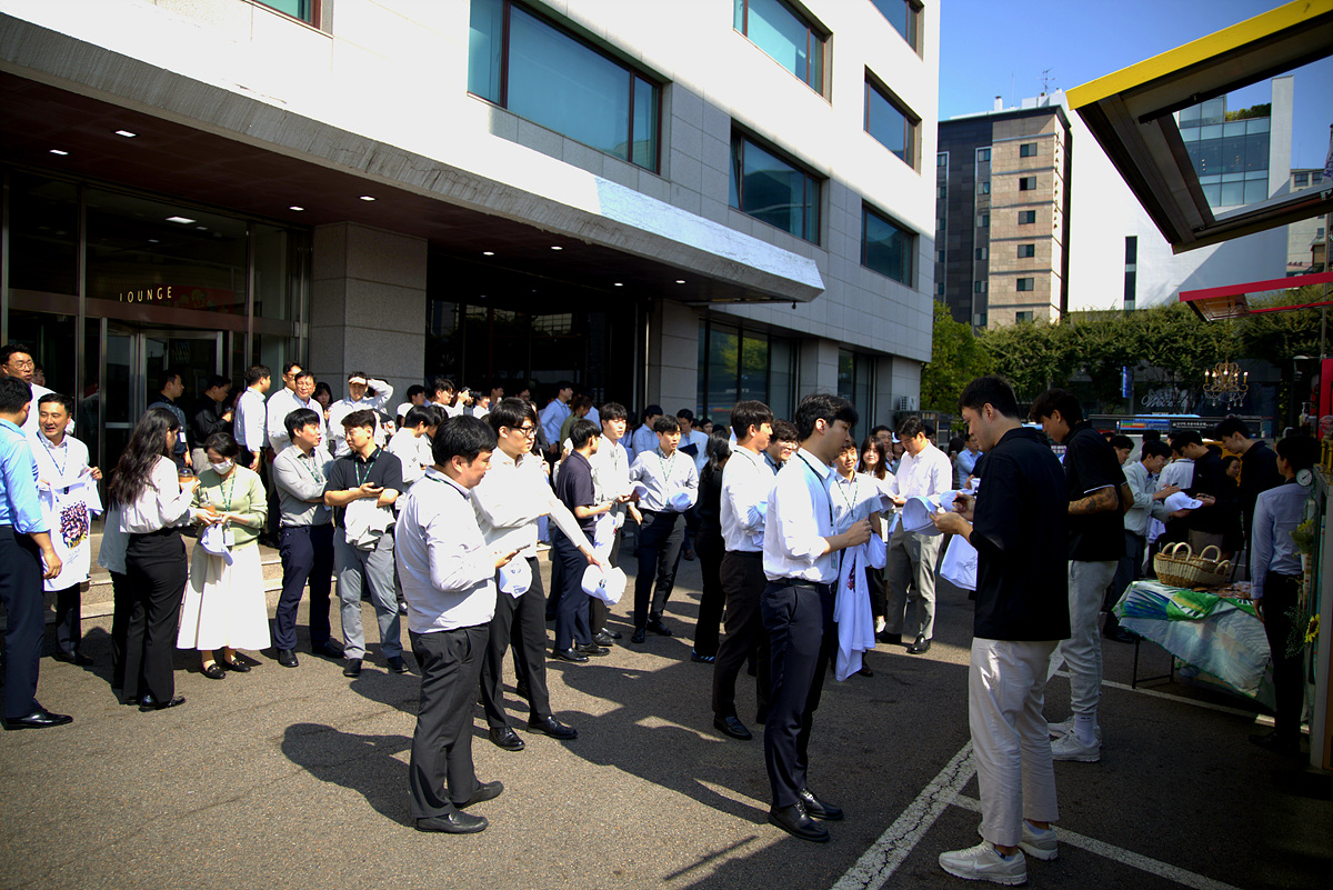 잠원동 KCC 건설/글라스 본사에서 임직원들과 함께 하고 있는 선수들