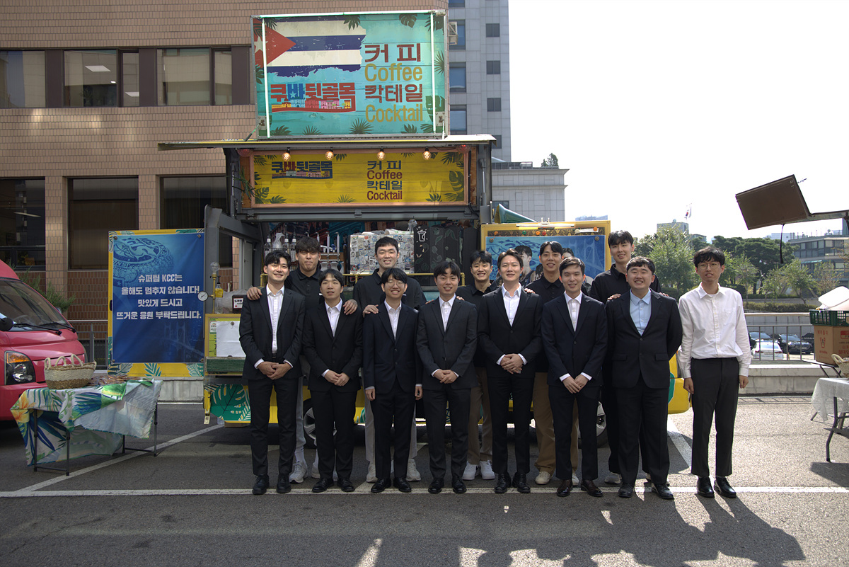 잠원동 KCC 건설/글라스 본사에서 임직원들과 함께 하고 있는 선수들