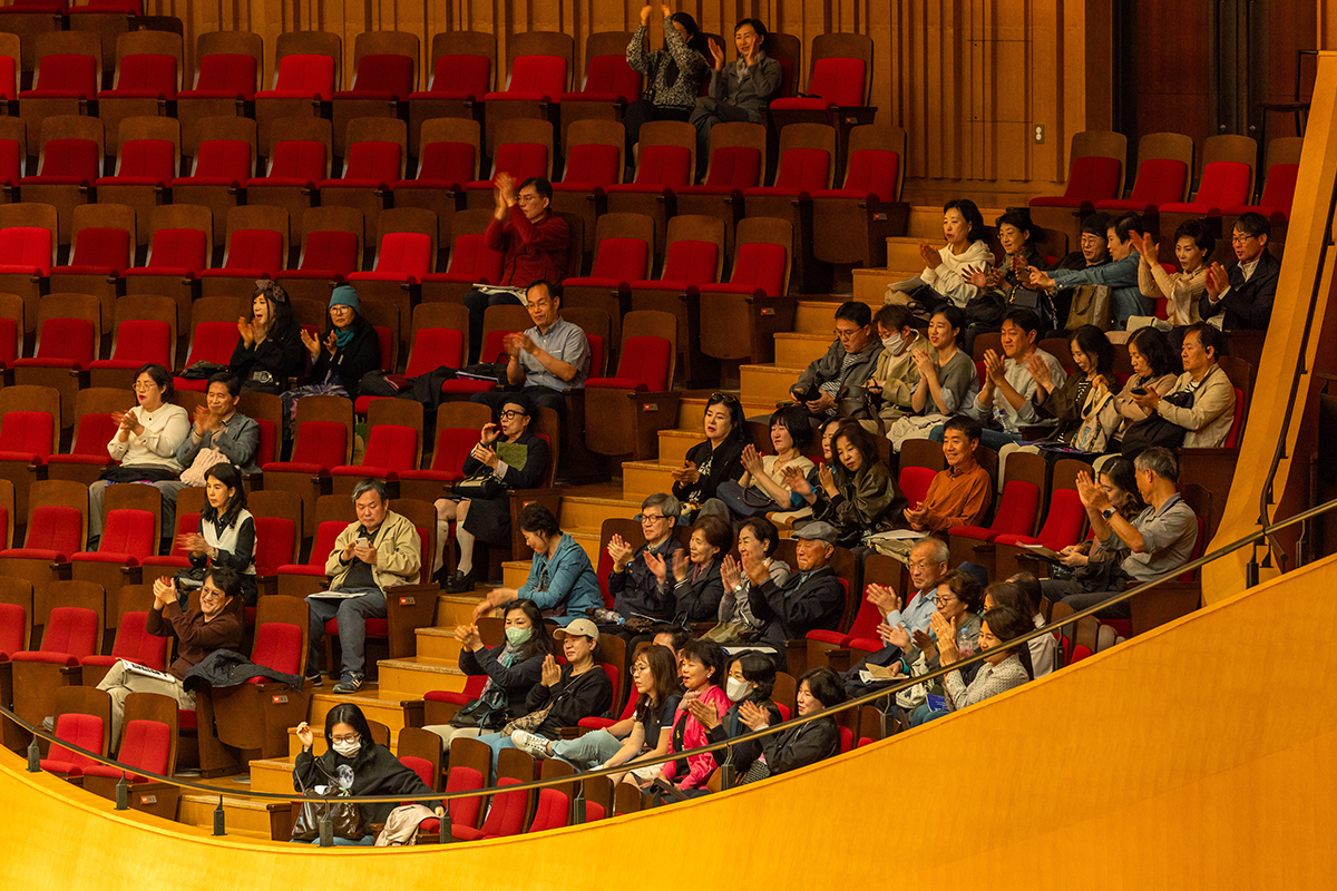 공연을 보러 온 관객들은 저마다의 방법으로 미라클보이스를 응원하고 있다.
