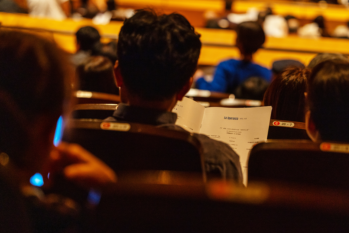 공연을 보러 온 관객들은 저마다의 방법으로 미라클보이스를 응원하고 있다.
