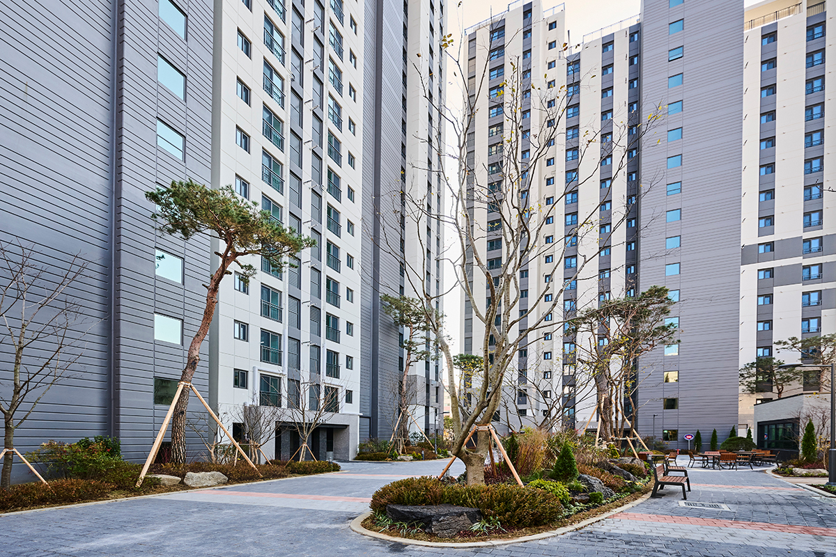 부천 중동 인근 노후한 공동주택과 건물 사이 우뚝 솟은 역곡역 아테움 스위첸