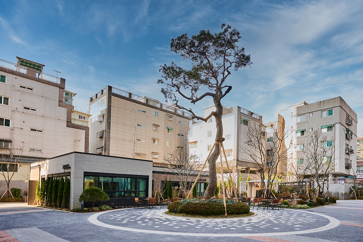 부천 중동 인근 노후한 공동주택과 건물 사이 우뚝 솟은 역곡역 아테움 스위첸