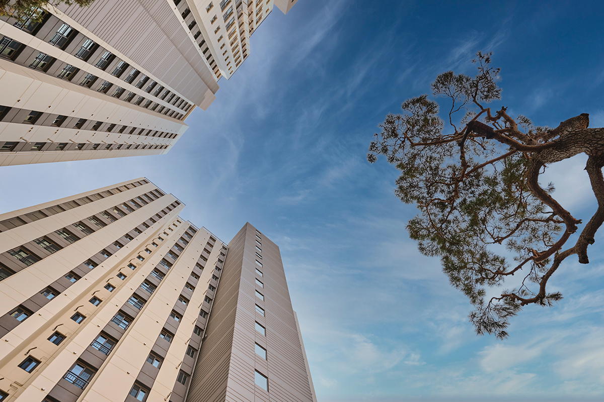 부천 중동 인근 노후한 공동주택과 건물 사이 우뚝 솟은 역곡역 아테움 스위첸