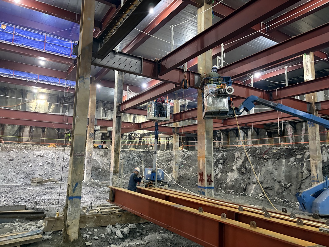 ㈜대우에스티는 건축·플랜트·특수 구조물에 이르는 다양한 고난이도 철강 구조물 제조 및 설치 공사 경험을 통해 KCC건설의 신뢰를 얻은 파트너가 되었다.