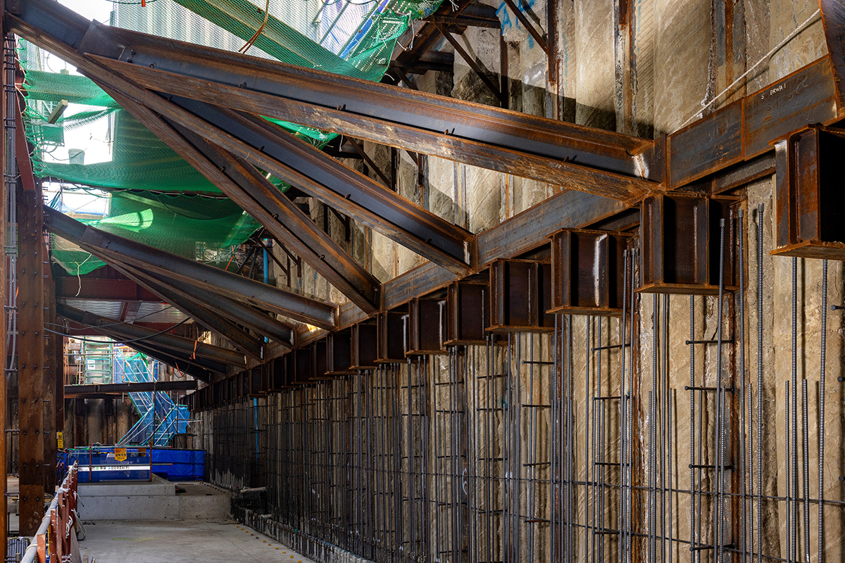 ㈜대우에스티는 건축·플랜트·특수 구조물에 이르는 다양한 고난이도 철강 구조물 제조 및 설치 공사 경험을 통해 KCC건설의 신뢰를 얻은 파트너가 되었다.