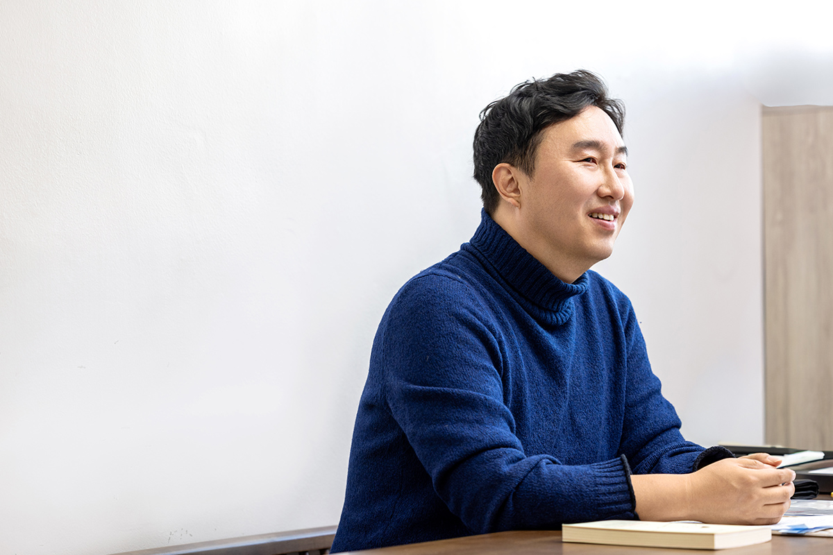 최승원 교수는 연말이 되면 마음이 무거워지는 것은 인간의 기본 설정 같은 것이라고 말한다.