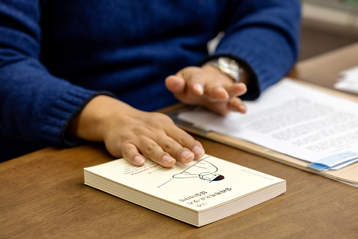 최승원 교수는 연말이 되면 마음이 무거워지는 것은 인간의 기본 설정 같은 것이라고 말한다.