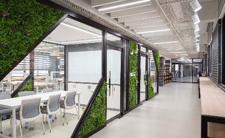 Read more about the article 소리 울림 잡는 감성 천장재 KCC 마이톤 스카이 도서관, 카페로 영역 확장 중