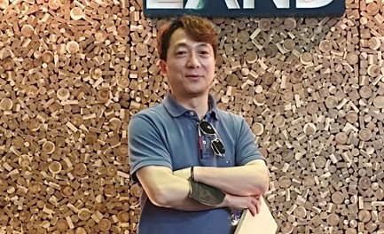 Read more about the article [인.구.사] “목조주택은 특히 창호가 중요합니다” 친환경 건축의 장점 알리는 목조주택 전문가