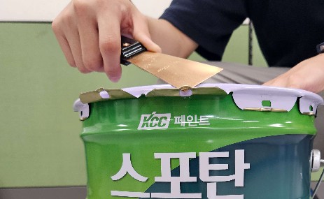 Read more about the article 작은 변화가 큰 차이를 만든다. 현장 목소리 귀 기울여 18L 원형캔 뚜껑 개선한 KCC