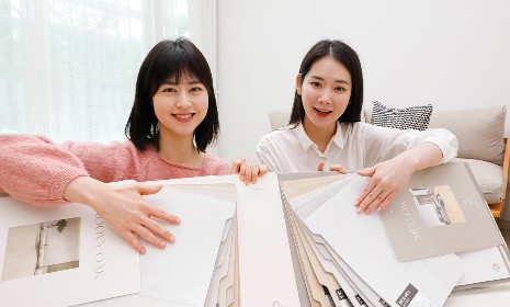 Read more about the article KCC글라스 홈씨씨 인테리어 바닥재 ‘숲 휴가온’, 반려동물 제품 인증 획득