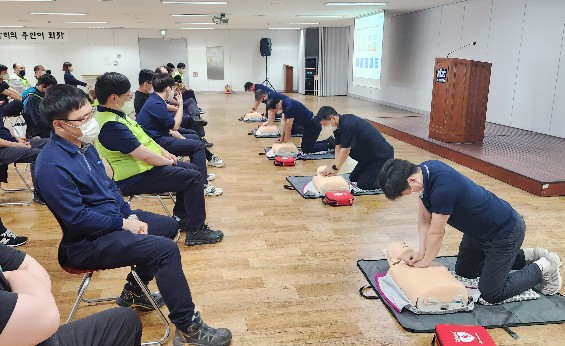 Read more about the article KCC글라스, 전의공장 등에서 사업장 안전보건 체계 강화를 위한 정기 심폐소생술 교육 진행