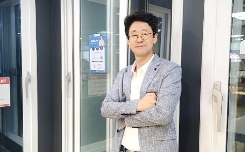 Read more about the article [인.구.사] ‘창호는 투인원’ 인정받는 기쁨에 우직하게 ‘창호 한 우물’