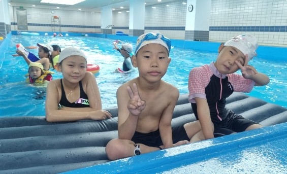 Read more about the article “더위 식히러 회사에 갑니다” KCC, 하계 가족 수영장 OPEN