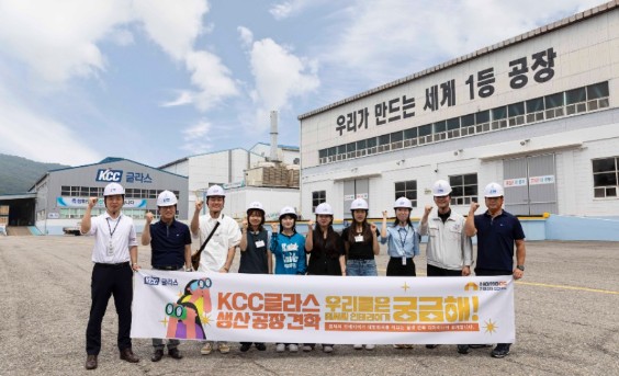 Read more about the article 홈씨씨 인테리어 ‘홈뮤즈드’, KCC글라스 친환경 제품 생산 현장 견학