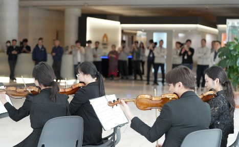 Read more about the article 문화가 있는 로비 통해 바쁜 일상 속 여유를… KCC 서초동 사옥에 울려 퍼진 아름다운 힐링의 선율